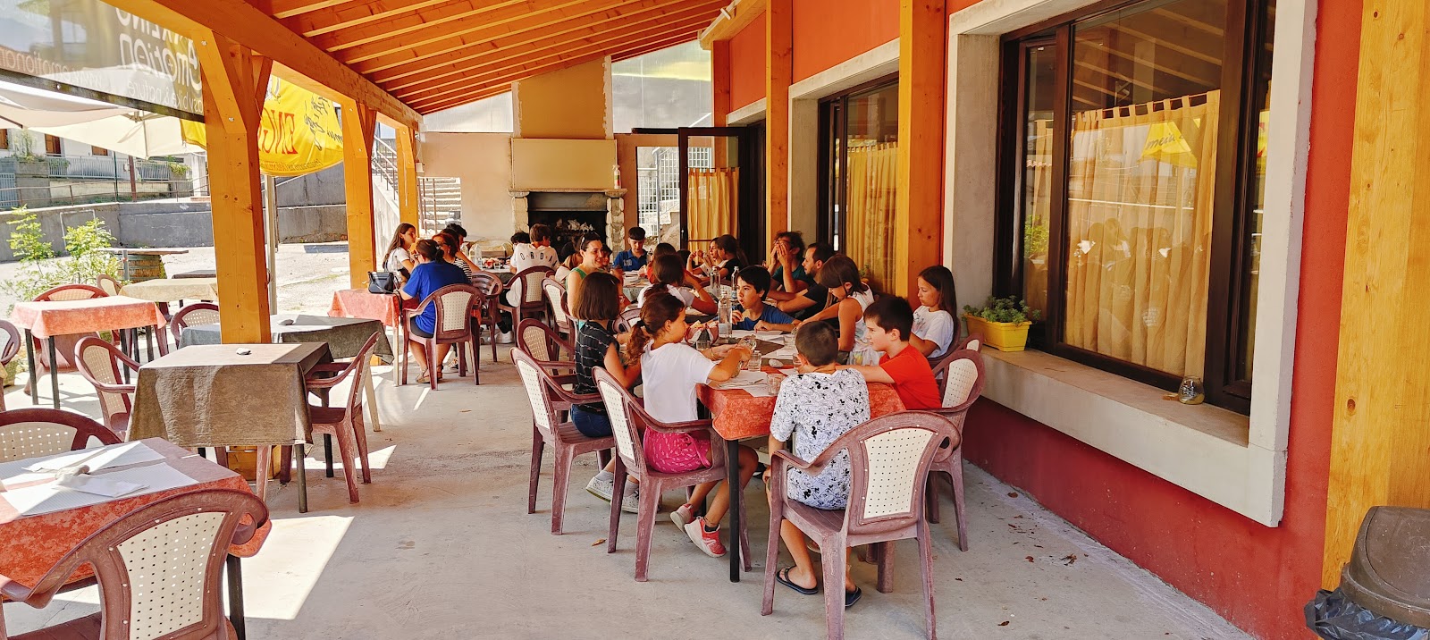Pranzo di gruppo sotto il portico della trattoria