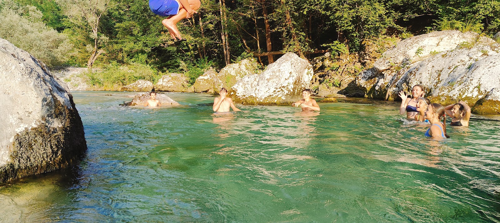 Allievi che si tuffano nel fiume turchese della Val d'Arzino
